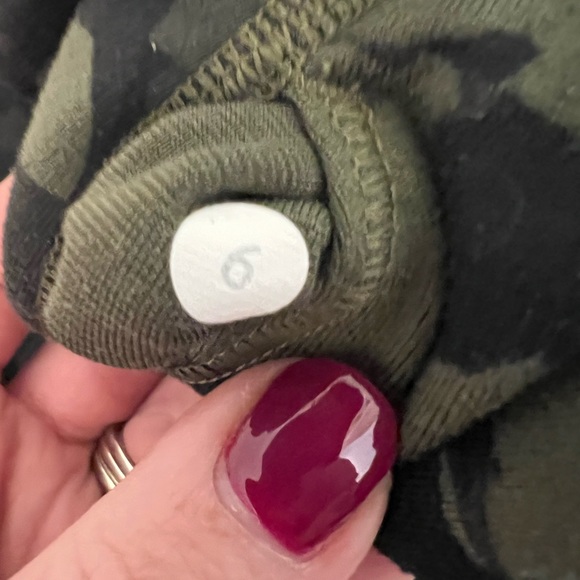 Lululemon Wunderunder Camo- Sz 6 - Picture 2 of 2